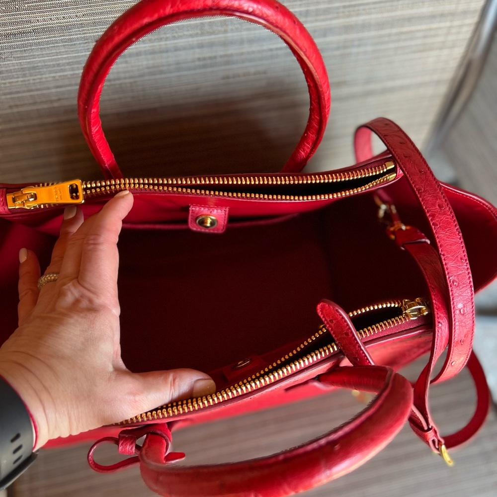 Prada GORGEOUS Ostrich leather coral  handbag , gold tone hardware - Picture 4 of 6